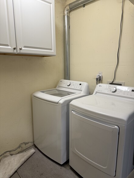 Private Washer and Dryer - 119 Peralta Ave