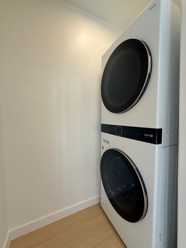 Building Photo - Newly-Updated 1 Bedroom Apartment with Laundry In-Unit in West Hollywood