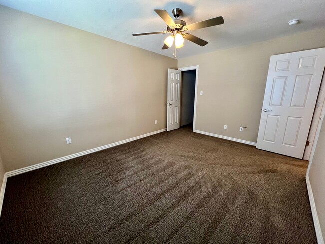 Building Photo - Beautiful 3B/2B Townhome in Chaffee Crossi...