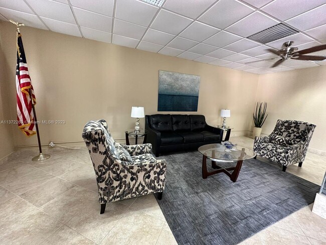 Building Photo - 900 NE 18th Ave