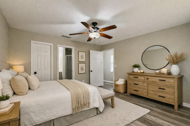 Building Photo - Move-In Ready 3 Bed Home with Garage & Fenced Yard in Tampa, FL