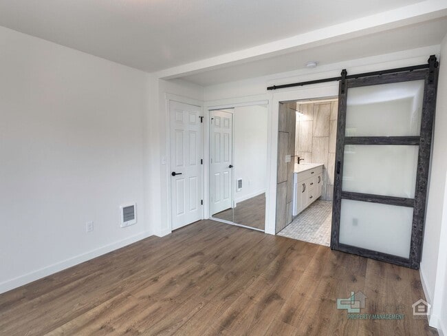 Building Photo - Beautifully Renovated furnished 3-Bedroom ...