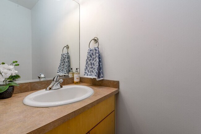 Building Photo - Stunning Downtown Condo