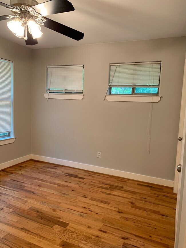 Building Photo - 3207 Hampton Rd