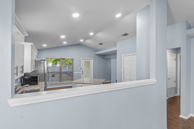 Building Photo - 989 Claeven Cir