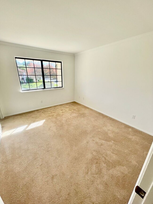 Building Photo - Prestigious Elkhorn Estates Home