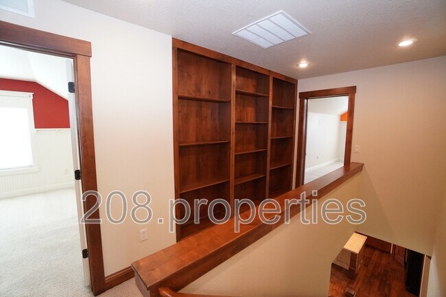 Building Photo - 1921 W Aspen Creek Dr