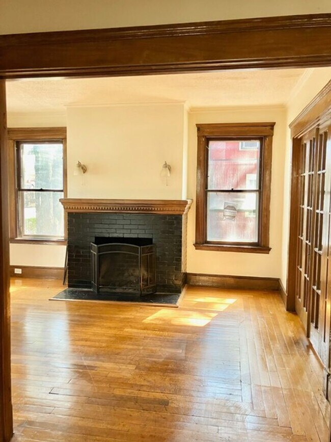 Building Photo - College Rental