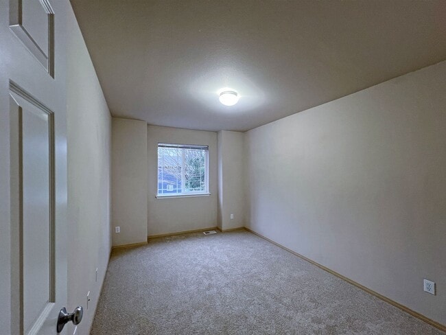 Building Photo - 3 Bedroom  2 Bath Home in Desirable Maple Valley