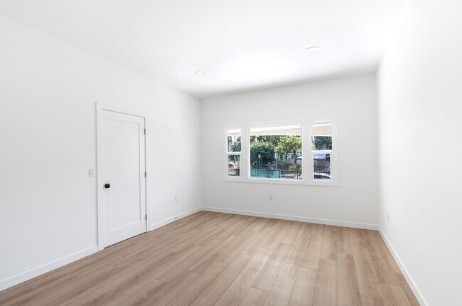 Building Photo - 1538 W 30th St