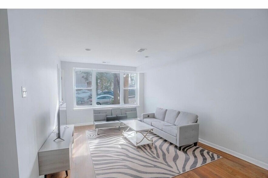 Building Photo - 32 Varnum St NE