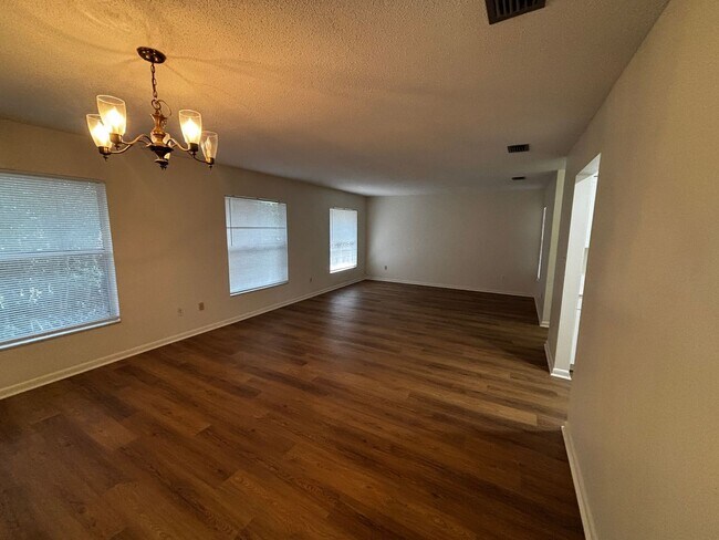 Building Photo - 2/2 Fully Renovated Home in Silver Springs Shores