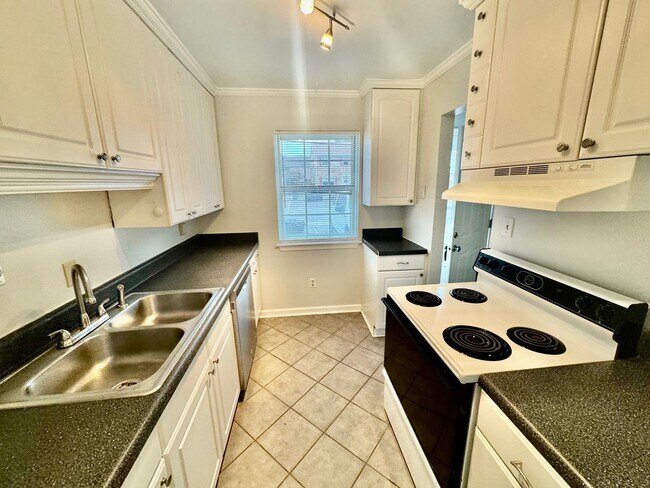 Building Photo - 2BR/1.5BA Townhouse in Shadowlawn!