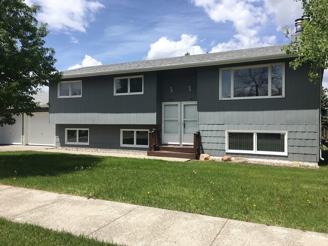 Primary Photo - 3 Bedroom, 2 Bathroom Duplex- 5 minute wal...
