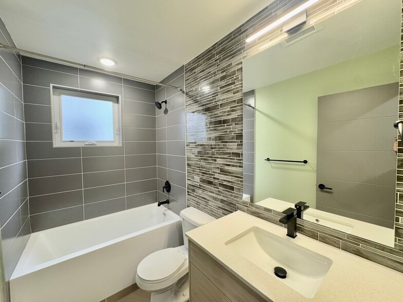 Building Photo - Luxury Townhouse in South Park