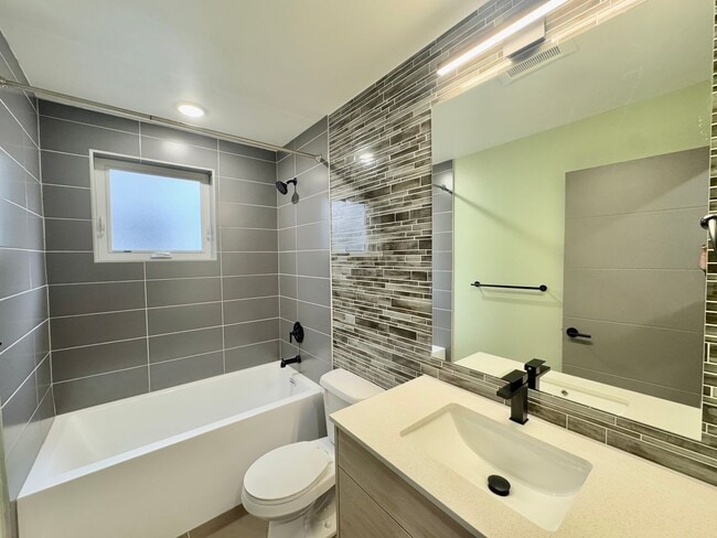 Building Photo - Luxury Townhouse in South Park