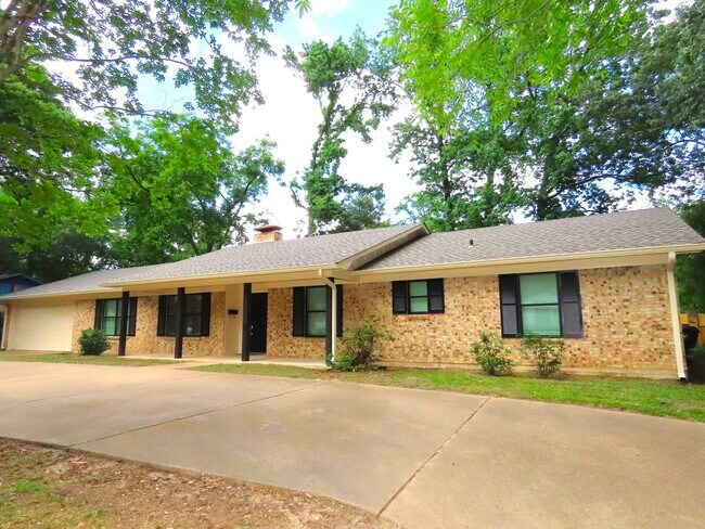 Primary Photo - Updated 5 bedroom, 3 bathroom home in Tyle...