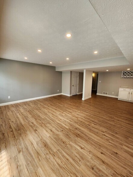 Building Photo - 10555 Montgomery Rd