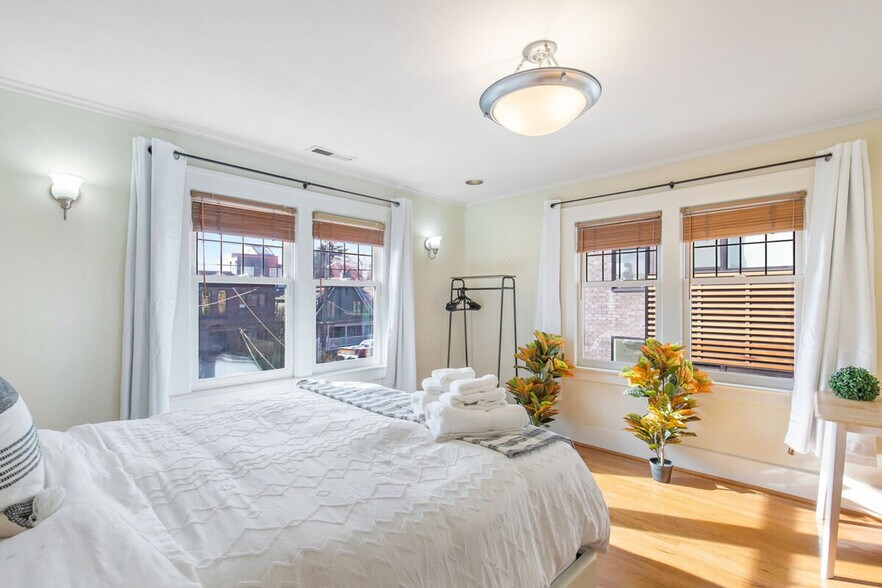 Building Photo - 710 10th Ave E