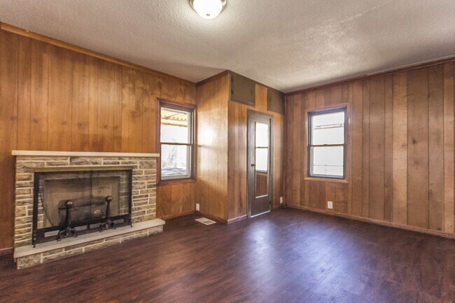 Building Photo - Adorable 2 Bedroom 1 Bath - 2 Stall Detach...