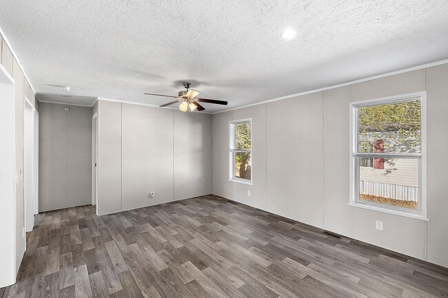 Building Photo - 687 Elmdale Ln