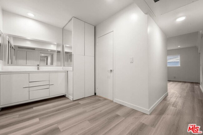 Building Photo - 423 Rexford Dr