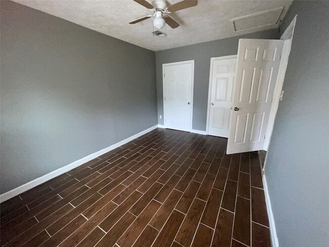 Building Photo - 4518 Oak Shadows Dr