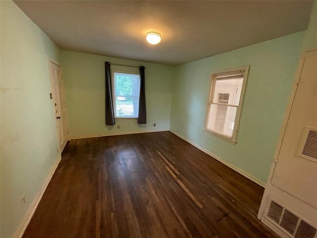 Building Photo - 112 W 55th St