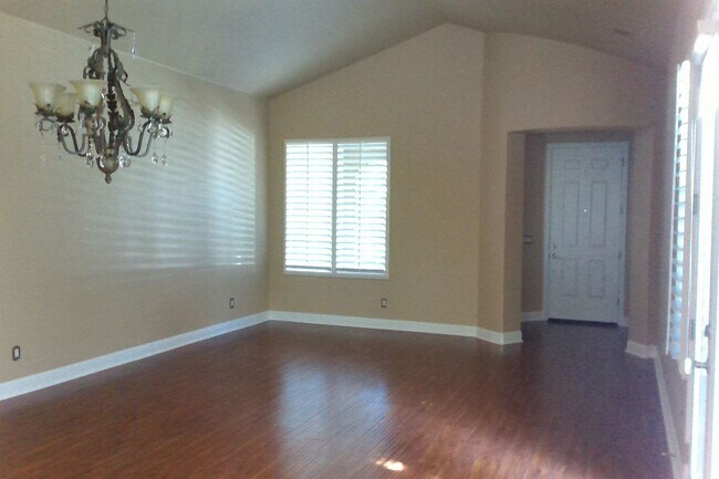 Building Photo - Beautiful 3 Bedroom 3 Bath home in Clovis