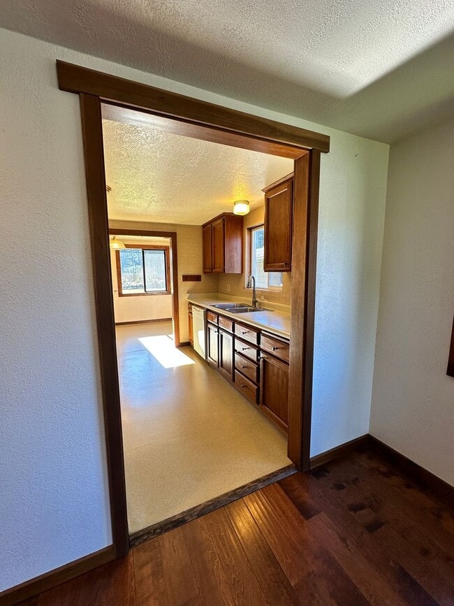 Building Photo - Sunny Fieldbrook 2 Bedroom House – Cat Friendly