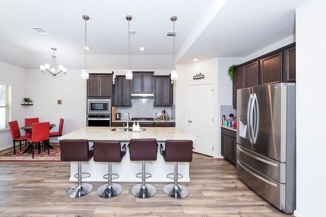 Building Photo - Nestled in the highly sought-after Scenic ...