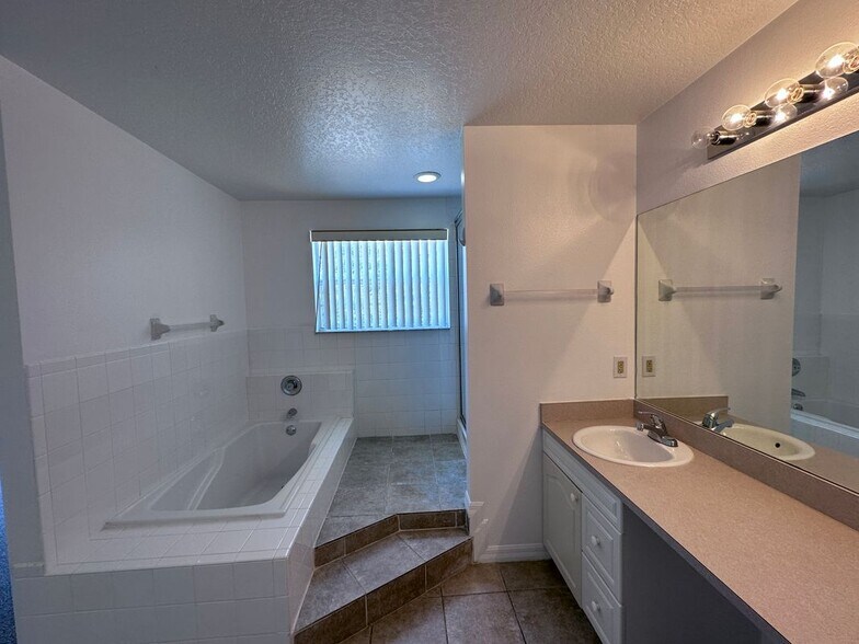 Building Photo - 307 Coconut Palm Way