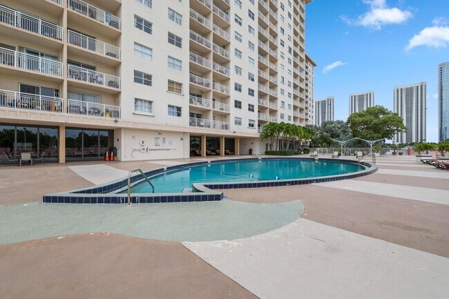 Building Photo - 400 Kings Point Dr