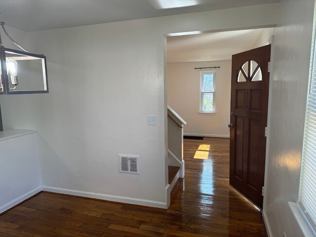 Building Photo - Completely Updated, Open , Quiet House in Oakmont!