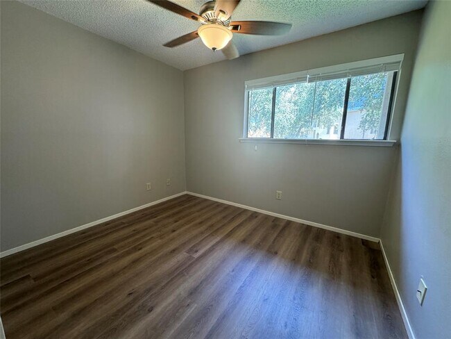Building Photo - 7128 N Holiday Dr