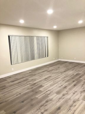 Building Photo - 231 N La Peer Dr