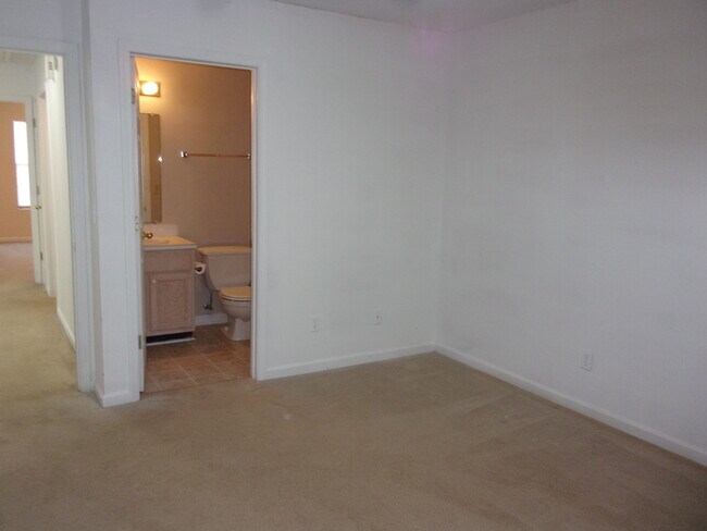 Building Photo - 2 Bedroom 2 Bath Duplex near Cherry Park