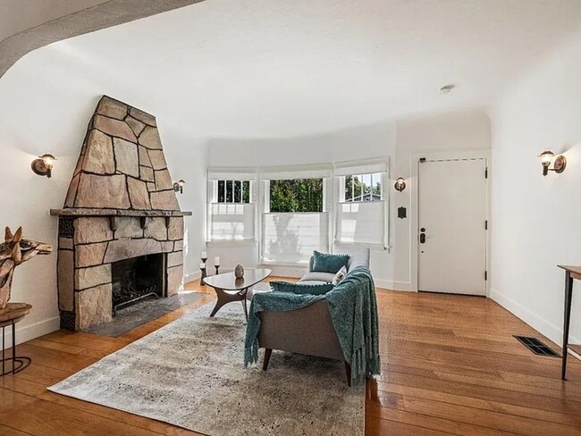 Building Photo - Beautiful vintage home