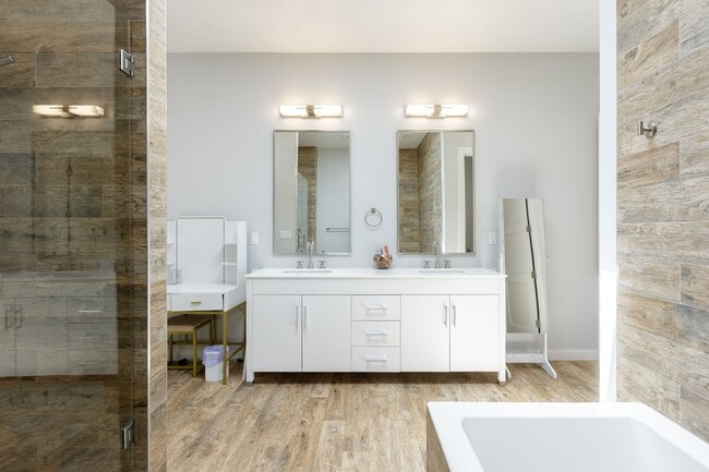 Building Photo - 4 Br 5 Ba with STUNNING VIEWS and Jacuzzi