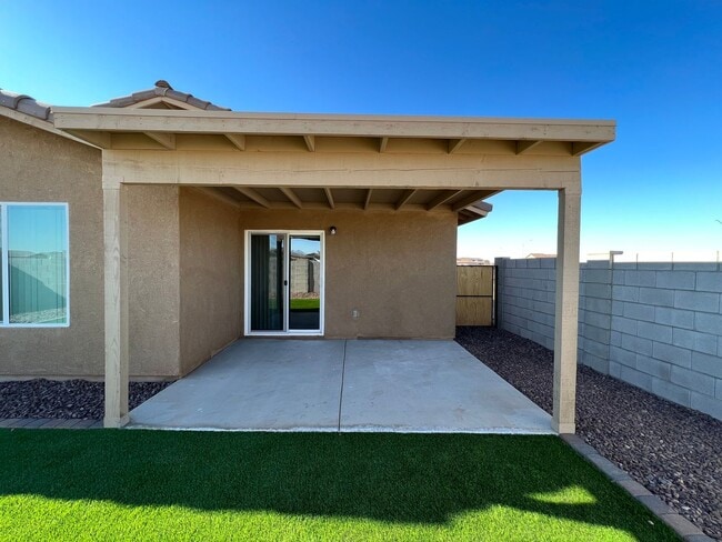 Building Photo - 4 BEDROOM HOME!