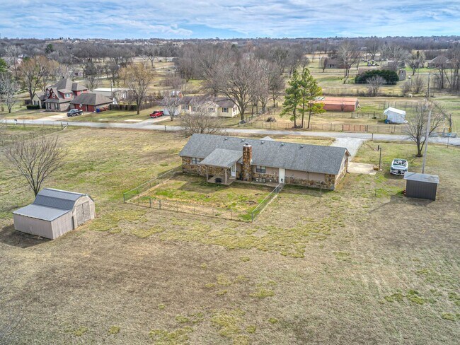 Building Photo - Beautiful 3 bedroom home in the heart of Coweta!