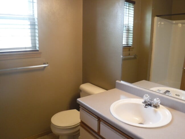 Building Photo - Townhouse with a private yard