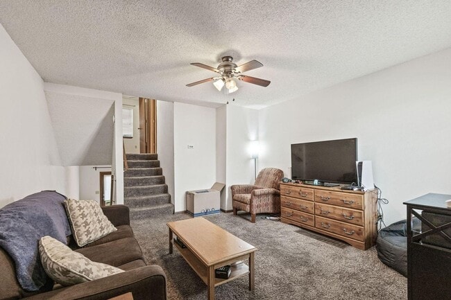 Building Photo - 3 Bed 2 bath Townhome