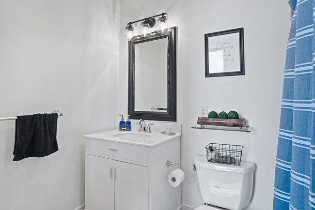 Building Photo - 517 E 6th St