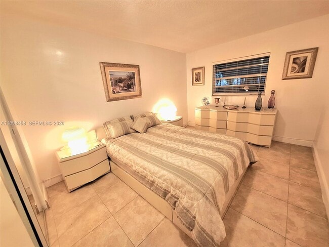 Building Photo - 1575 NE 38th St