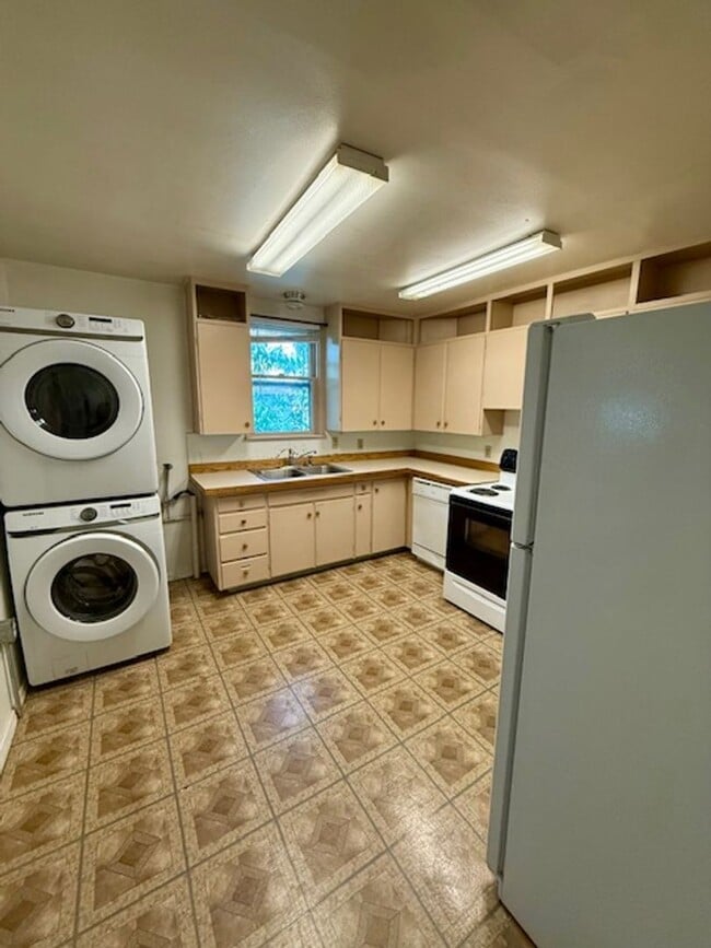 Building Photo - 3 Bedroom, 1 Bath Apartment for Rent - Clo...