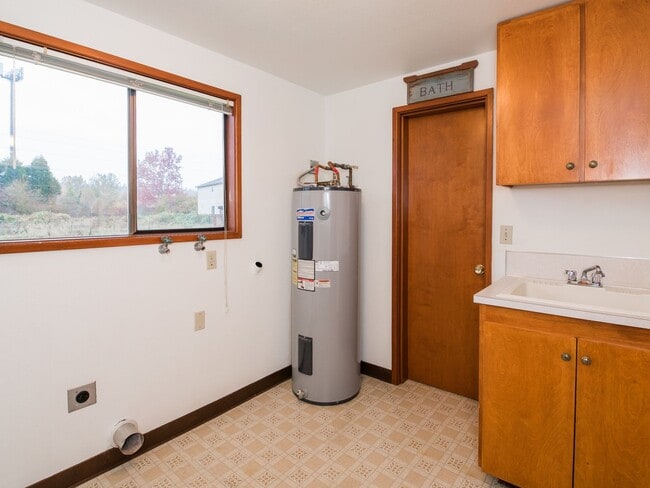 Building Photo - Adorable 2-bdrm/2-bath barn conversion home off River Road—Rural feel, close to everything