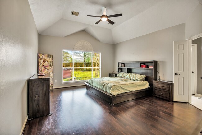 Building Photo - 301 Oak Creek Ln