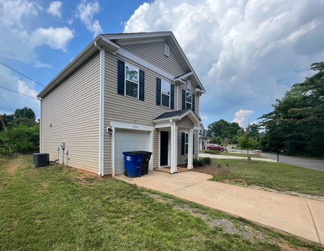 Building Photo - Beautiful 3 bedroom, 2 1/2 bathroom home i...