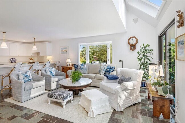 Primary Photo - 140 Connection St